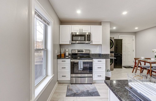 Lynn House | Private Entire Home 2BR 2BTH Quite Area with parking/Pet Friendly with a fee