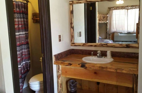 Antimony Hostel | Private Firepit | Small Pond w/Kayaks | 24 Beds