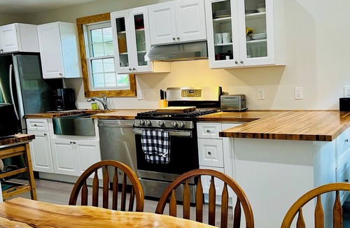 Canadensis Cottage | Private Oasis Awaits ! Hot Tub, Fire Pit, nap in the Hammock under the trees