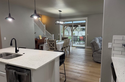 Eagle House | Private Pickleball, Basketball, Gaming Room!