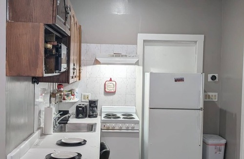 Holbrook House | Private, Spacious, Comfy 1 bedroom Entire Suite, Separate Entry & Onsite Parking