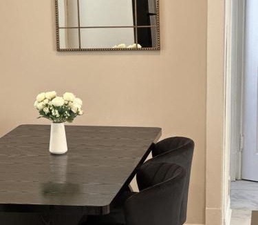 Irving Park East Apartment | Private Workspace Sleeps4 Modern Stylish Stay