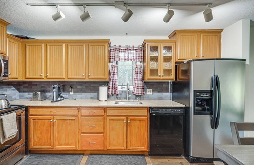 Bristol House | Quaint Bristol Townhome ~ 14 Mi to West Hartford!