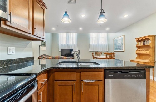 Albany Apartment | Quiet spacious apartment sleeps 4. 1br plus den.