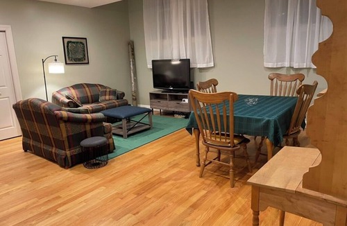 Albany Apartment | Quiet spacious apartment sleeps 4. 1br plus den.