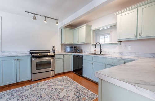 Bridgewater House | Raspberry Inn · Classic Riverfront Home-Mins to Woodstock & Skiing