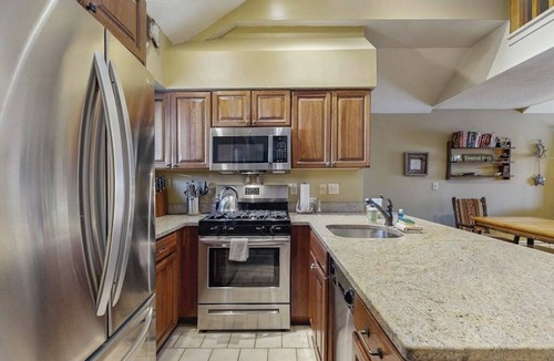 Killington House | Recently updated home with shared hot tub, pool, and easy ski access
