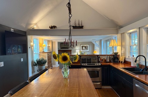 Martinsville House | Red Peaks – Coastal Getaway for Families & Friends
