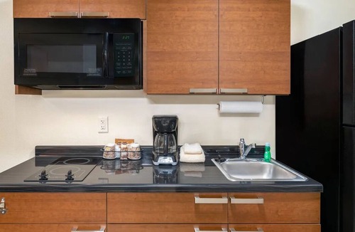 Twin Falls Hotel | Relax in a Spacious, Clean Room w/Kitchen Near Shoshone Falls and Trails