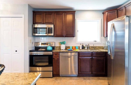 White Stone House | Relax Waterfront Hot Tub, Game Room, Frisbee Golf