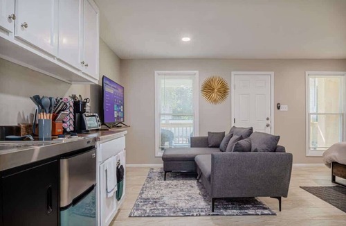 Columbus Apartment | Relaxing Studio | Midtown Columbus Near Fort Moore