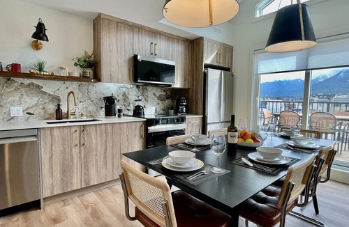 Town Centre Condo | RETRORIDGE - DOWNTOWN - ROOFTOP HOT TUB