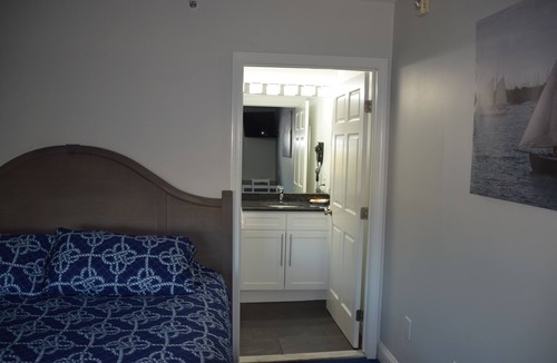 Newport Hotel | Rhea's Inn By The Sea