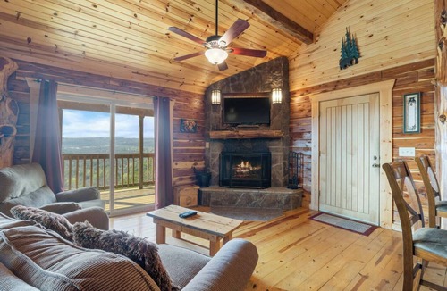 Eureka Springs House | River Views, Hot Tub, King Bed