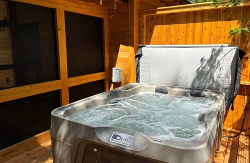 Ellsworth Cabin | River Views | Private Hot Tub | Ash Treehouse