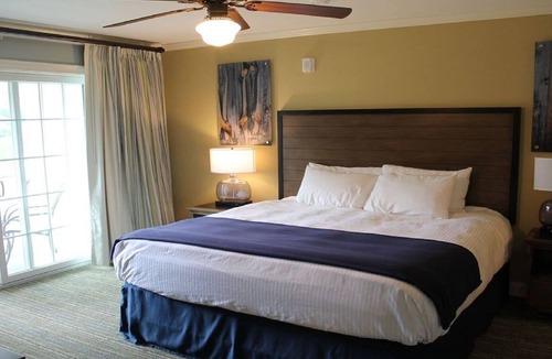 Lincoln Resort | River Walk Resort One bedroom Suite w/balcony & mount view from 5th floor VIP.