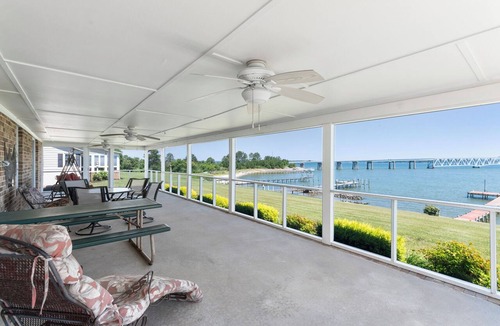 Topping House | Riverfront Nostalgia | 4BR 3 BA | Sleeps 10