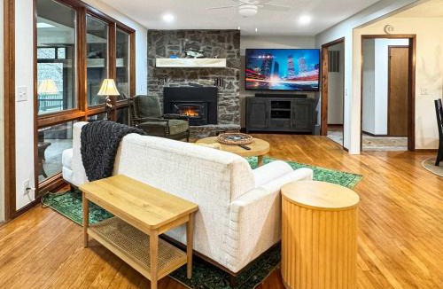 Lone Rock House | Riverfront Retreat - Right next to the White River