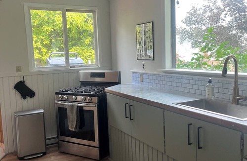 Taghum Cottage | Riverside Eagles Perch-15 minute to Nelson-Rustic Kootenay Cabin