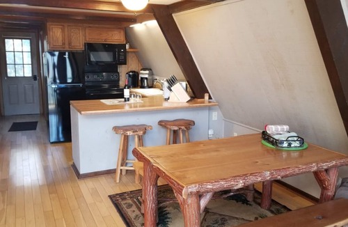Burnsville Ski Chalet | 🌲Roaring Fork Chalet: MTN View, Hiking, Waterfalls, Trails - Dog Friendly!🐕‍🦺