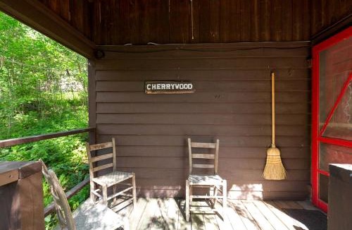 Lyme House | Romantic Couples' Cabin Retreat with Fireplace near White Mountain Forest