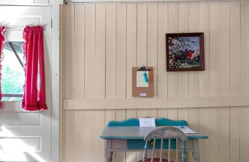 Lyme House | Romantic Couples' Cabin Retreat with Fireplace near White Mountain Forest