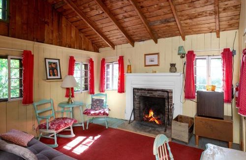 Lyme House | Romantic Couples' Cabin Retreat with Fireplace near White Mountain Forest