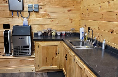 Abingdon House | ROMANTIC CREEKSIDE BUNGALOW AT CASCADES AT PARKS MILL One bedroom