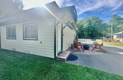 Town of Webb Cottage | Romantic, Large Studio with Rustic Queen Size Bed and Decor