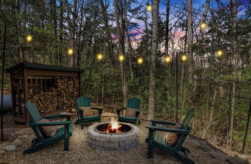 Cashes Valley Cabin | Romantic Mountain Retreat I Hot Tub I Sauna I Fire pit I Art Studio