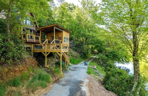 Blue Ridge Cabin | Romantic Riverfront Cabin with Pool Access in Blue Ridge, Georgia