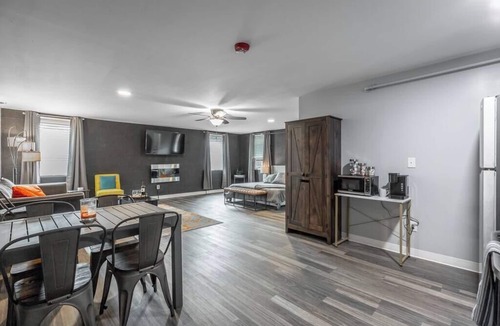 Rock Spring Apartment | Romantic Studio Retreat - King Bed, Fireplace, Close to Chattanooga