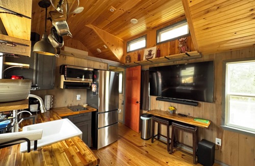 Mohawk Cabin | Rustic 2 bedroom Tiny Home in charming Bybee
