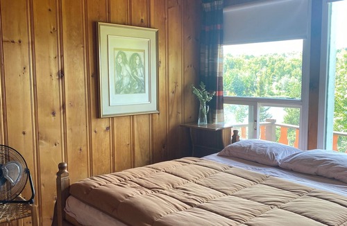 Nominingue Ski Chalet | Rustic chalet - directly on the lake with sandy beach