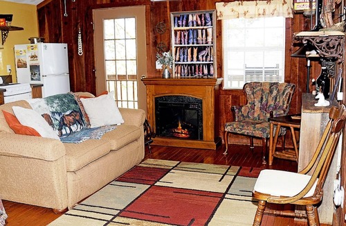 Sparta Cabin | Rustic Elegance: Vintage Decor Cabin with Mountain Scenery in Sparta