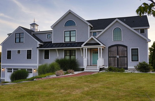 Newport East House | Rustic Farmhouse Just Minutes From First Beach