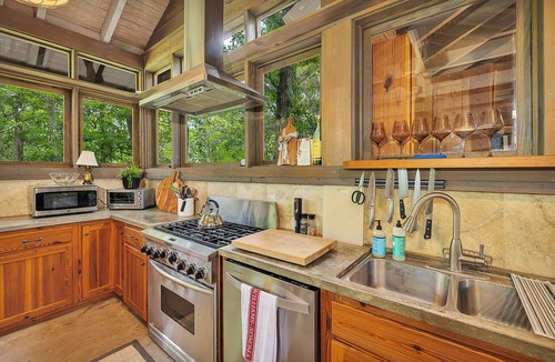 White Oak Cabin | Rustic-Luxe Wilderness Retreat. Sleeps 12. Firepit. Gourmet Kitchen. WIFI.
