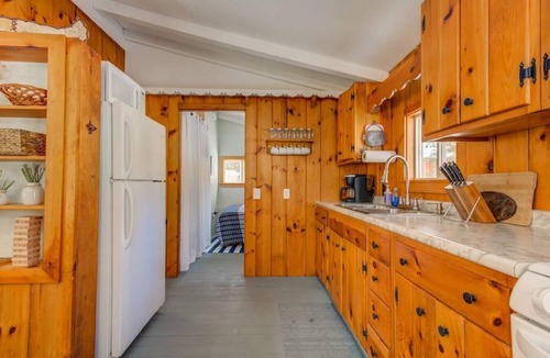 Madison Cottage | Rustic Pet Friendly Cottage w/Private Beach Access