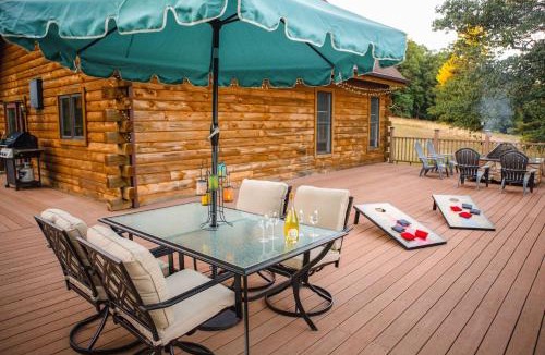Mount Pocono House | Rustic Ridge Log Cabin: Hot Tub, Games, Views!