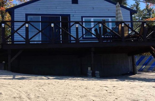 East Wakefield House | Sandy Beach Oasis on Lake Ivanhoe