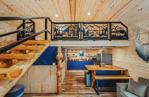 Badger Cabin | Sapphire Elegance Cabin w/Running Water & Shared Sauna