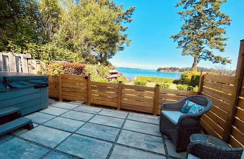 Sidney House | Seaside Haven Oceanfront Suite - Private Hot Tub