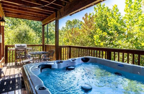 Pigeon Forge House | Serene Cabin w Grill Hot Tub & Resort Pool