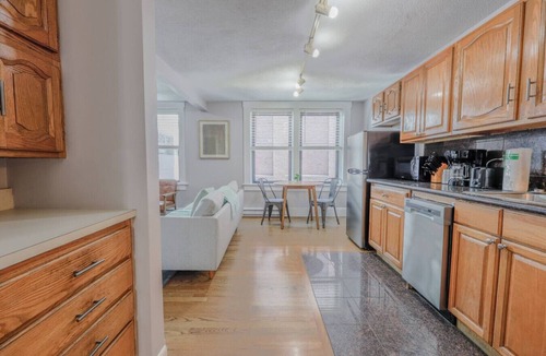 Theatre District Apartment | Simple Theater District 1 Bedroom