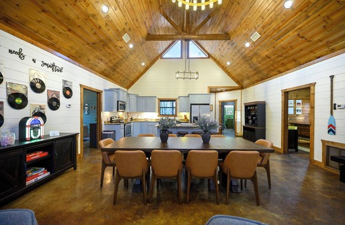 Hochatown Cabin | Single Level Private Lake Retreat! Sleeps 14 Hot Tub