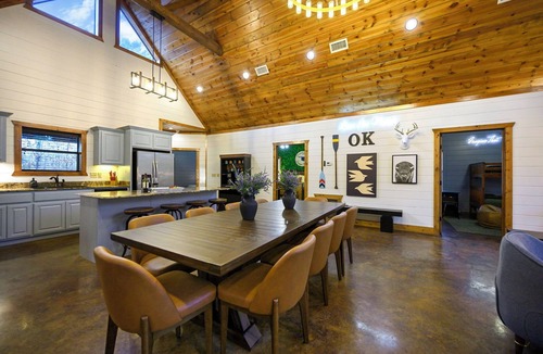 Hochatown Cabin | Single Level Private Lake Retreat! Sleeps 14 Hot Tub