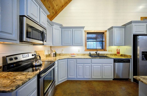 Hochatown Cabin | Single Level Private Lake Retreat! Sleeps 14 Hot Tub