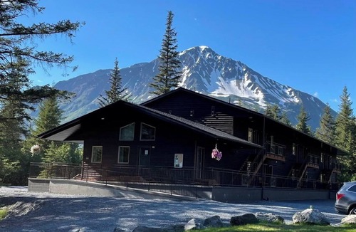 Seward Hotel | Single Queen studio at Spruce Lodge