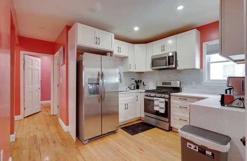 Milton Apartment | Ski & Explore! Colorful Apt 10 Mi to Dtwn Boston!