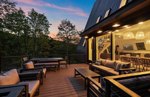 Beech Mountain House | Sky-High A Frame Retreat Hottub & EV charging